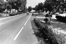 847591 Gezicht op de driesprong in de Oud-Loosdrechtsedijk (de T32, tertiaire provinciale weg Loenen-Hilversum) te ...